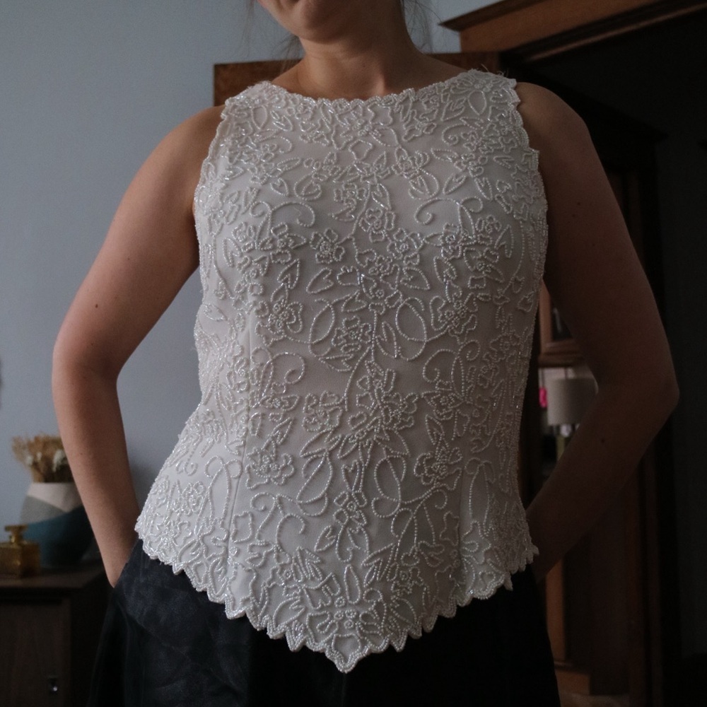 🌨️ SOLD 🌨️

VINTAGE | True White Beaded Top, Boat Neck and Pointed Hem